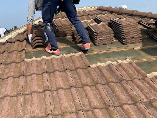 モニエル瓦の解体を行う若い職人